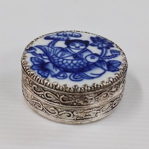 Caja de joyería con forma de anillo pequeña, redonda, plateada y china, pintada a mano, con forma de pez de loto azul y blanco, con plato de porcelana