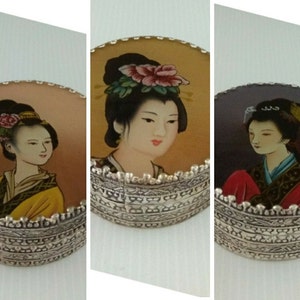 boîte de poudre de beautés orientales peintes à la main vintage avec peinture intérieure en verre, boîte-cadeau de bague de bijoux de petit bijou rond plaqué argent chinois