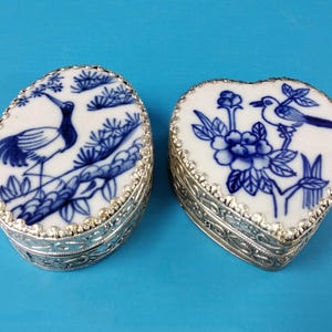 Caja de regalo con forma de corazón ovalado, pequeña caja para anillos y joyas, pintada a mano, de porcelana, con placa de pájaro, flor y grulla azul y blanca