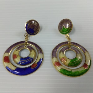 Vintage chino cloisonne stud perforado pendientes, esmalte chapado en oro color verde azul amarillo naranja púrpura doble círculo aro colgar pendientes