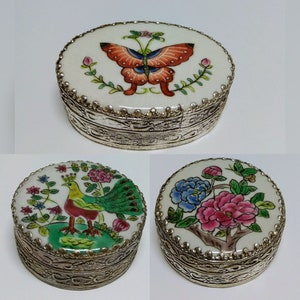 Caja de regalo vintage china plateada, redonda, ovalada, para anillos, con diseño de mariposa, pavo real y peonía, pintada a mano, en plato de porcelana.
