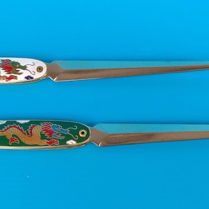 Abrecartas vintage de cloisonné con diseño de dragón, con forma de espada y cincel de cobre esmaltado en oro blanco y verde.