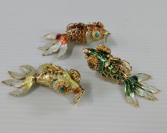 Colgante de pez dorado articulado, de tamaño mediano, vintage, chino, cloisonné, hecho a mano, con esmalte chapado en oro, color verde, amarillo y dorado.