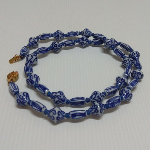 vintage chinois bleu et blanc Collier de perles en porcelaine peint à la main 25,5 pouces, noué à la main sur collier perlé en cordon de soie bleue