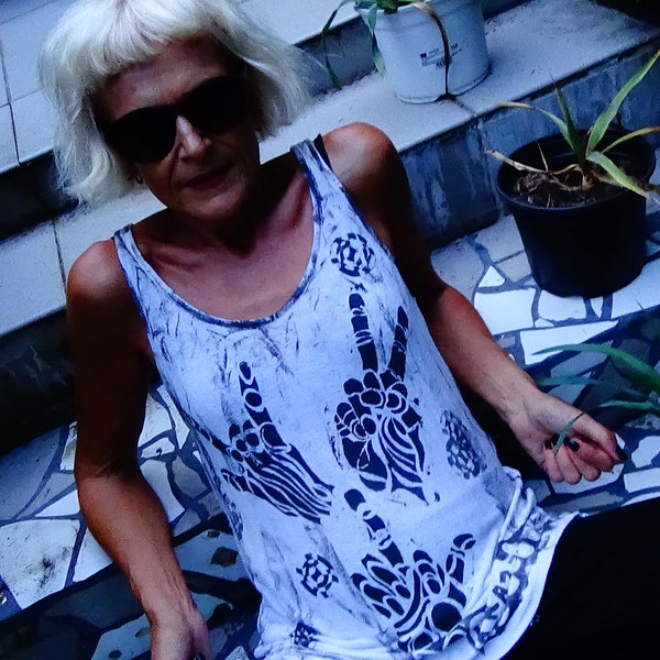 Second-hand white tank top in size S printed by the magical Suzanne Hollbach