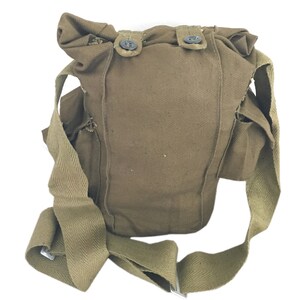 Pu&ograve; includere: Una borsa per maschera antigas in tela verde con una tracolla e due bottoni sul davanti.