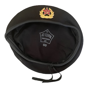 Soviet-Style Black Beret – Vintage USSR Collectible Hat with Badge