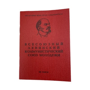 Puede incluir: Un folleto rojo con el texto "Всесоюзный Ленинский Коммунистический Союз Молодежи" y un retrato de Vladimir Lenin. El texto "Пролетарии всех стран, соединяйтесь!" está en la parte superior del folleto.