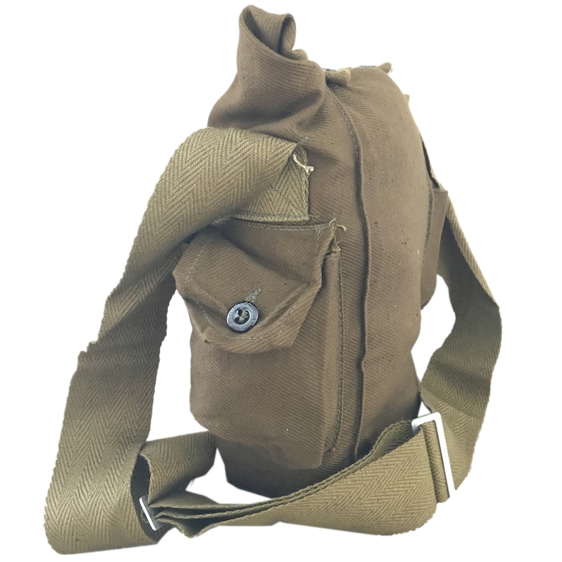 Pu&ograve; includere: Un porta borraccia in tela marrone con una tracolla e una piccola tasca sul davanti. Il porta borraccia ha una chiusura a bottone sulla tasca.