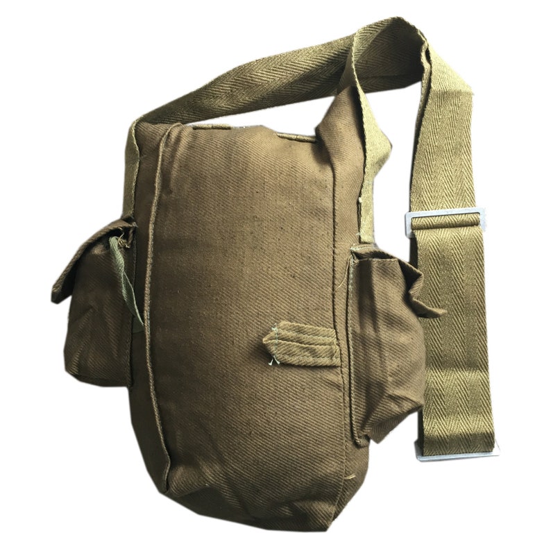 Pu&ograve; includere: Una borsa per maschera antigas in tela marrone con una tracolla e due tasche. La borsa &egrave; realizzata in un materiale resistente e ha un design semplice.