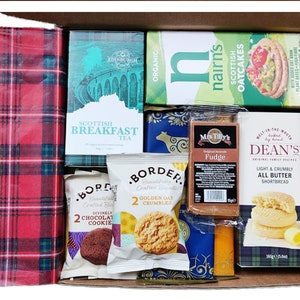 Scottish Food Hamper: Luxury Gift Box With Tea, Shortbread & Fudge ...