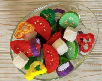 Salade grecque (mélange de légumes) nourriture de jeu (nourriture en feutre, cuisine pour enfants, jouet en peluche, jouets de cuisine, fausse nourriture de poupée, marché de producteurs)