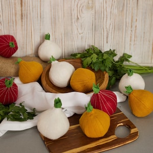 Onion play food (felt food, vegetables, fruits, pretend play kids kitchen, plush toy, cooking toys, doll fake food, farmers market for baby)