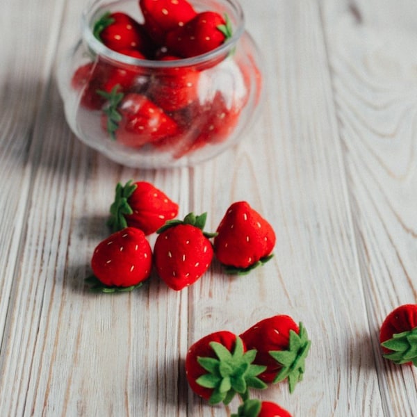 Feutre de fraise (faire semblant de jouer à la nourriture, fruits légumes, cuisine pour enfants, fausse nourriture réaliste, jouet en peluche pour tout-petit, accessoire photo, cadeau d'anniversaire)