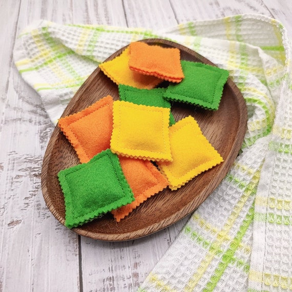 Ravioli di pasta colorata, cibo da gioco cibo in feltro, finta