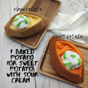 Puede incluir: Dos patatas asadas rellenas, una normal y otra dulce, con crema agria y cebollino por encima. El texto "1 BAKED POTATO (OR SWEET POTATO) WITH SOUR CREAM" est&aacute; escrito debajo de las patatas.