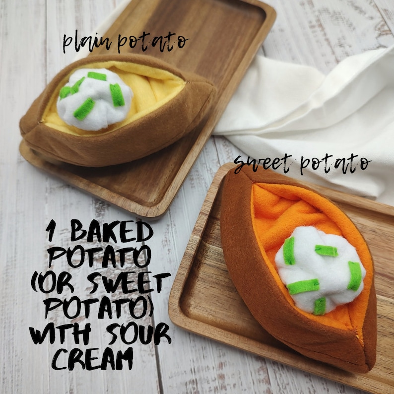 Puede incluir: Dos patatas asadas rellenas, una normal y otra dulce, con crema agria y cebollino por encima. El texto "1 BAKED POTATO (OR SWEET POTATO) WITH SOUR CREAM" est&aacute; escrito debajo de las patatas.