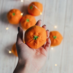 Mandarin / Tangerine orange citrus felt pretend play food, fruits vegetables set, kids kitchen, plush toy for toddler, photo prop image 5