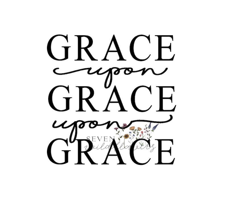 Puede incluir: Impresi&oacute;n tipogr&aacute;fica en blanco y negro con el texto "Grace upon Grace upon Grace". El texto est&aacute; en una fuente cursiva y est&aacute; centrado en un fondo blanco. Hay peque&ntilde;as ilustraciones florales debajo del texto.