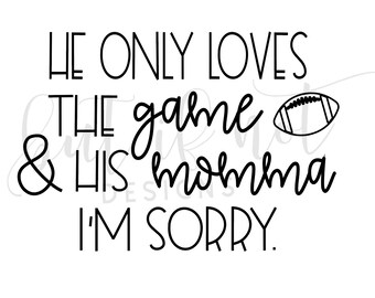 sólo le encanta el juego y su mamá lo siento svg, mamá, mamá tee, archivo digital, diy, fútbol svg, deportes svg, mamá svg, mama svg, momma svg