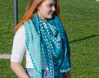 Soft Yarn Triangle Shawl: Versatile Style for All-Day Comfort Classic Wardrobe Essential Perfect Winter Accessory for Any Occasion