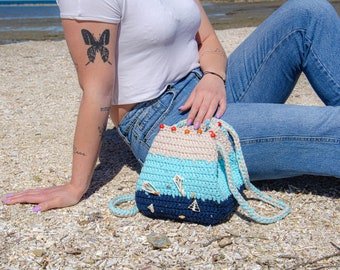 Cabas en coquillage au crochet style sirène avec de vrais coquillages et de petites perles transparentes