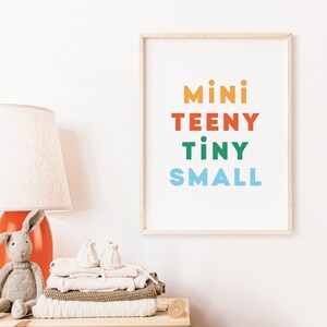 Mini Teeny Tiny Print | Baby Wandkunst | Typografische Wanddekoration für Kleinkinder | Kinderzimmer Dekor | Modernes Newborn Poster