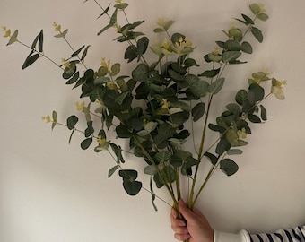 3 tallos de eucalipto artificial de lujo de 90 cm de alto. Follaje de primera calidad, hojas de vegetación para bodas, tallos florales y flores de seda artificial.