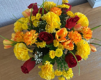 Arreglo floral de seda para tumbas, flores artificiales, homenaje floral, flores de cementerio, tonos amarillos, naranjas y rojos, rosas y tulipanes, hecho a mano por encargo.