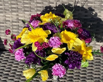Arreglo floral de seda artificial para tumba, completo con narcisos en maceta, claveles y mini crisantemos. Hecho a mano con cariño por encargo. Envío gratuito.