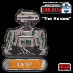 Peut inclure: Patch brodé représentant un droïde blanc, vert et gris de Star Wars: Droids. Le patch comporte le texte "L3-37" sur un rectangle jaune et le texte "STAR WARS: Droids" et "The Heroes" en haut du patch. Le patch est sur un fond noir.