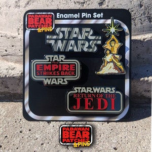 NIEUW! STAR WARS Vintage Style Kenner speelgoed logo Hoofdtitels set van 4 Hard Emaille pinnen op aangepaste Vintage Style kaart achterkant