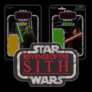 Può includere: Un patch di action figure di Star Wars: La Vendetta dei Sith con sfondo nero e lettere rosse, bianche e grigie. Il patch presenta le parole "Star Wars: La Vendetta dei Sith" in un riquadro bianco con bordo grigio. Le parole "Sith" sono in rosso e le parole "Star Wars" sono in grigio.