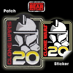 Peut inclure: Écusson et autocollant noirs avec un design de casque blanc et gris et le texte "CLONE WARS 20". L'écusson et l'autocollant ont un fond noir avec un code couleur jaune et rouge.