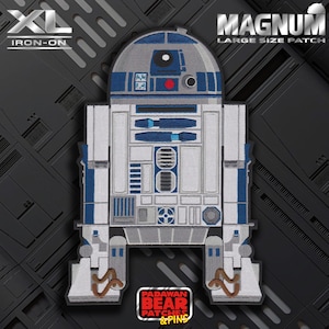 Könnte beinhalten: Ein großer, weißer und blauer gestickter Bügel-Patch des Star Wars-Charakters R2-D2. Der Patch ist mit "MAGNUM LARGE SIZE PATCH" beschriftet und wird von Padawan Bear Patches & Pins verkauft.