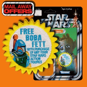 Może przedstawiać: Naszywka haftowana na żółto i niebiesko z tekstem "FREE BOBA FETT WITH PURCHASE OF ANY FOUR STAR WARS ACTION FIGURES". Naszywka przedstawia kreskówkową postać Boby Fetta, postaci z franczyzy Gwiezdnych Wojen.