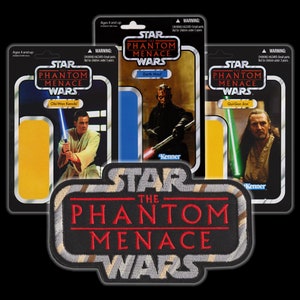 Può includere: Tre carte di figure d'azione vintage di Star Wars con Obi-Wan Kenobi, Darth Maul e Qui-Gon Jinn del film La minaccia fantasma. Le carte sono gialle, blu e gialle con il logo di Star Wars e il marchio Kenner.