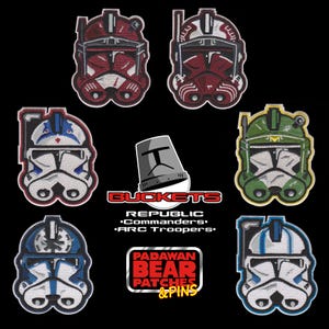 Puede incluir: Parches bordados con cascos de Clone Trooper en varios colores, incluyendo rojo, verde y azul, con detalles en blanco y negro. Los parches est&aacute;n dispuestos sobre un fondo negro, con los textos "BUCKETS" y "PADAWAN BEAR PATCHES & PINS."