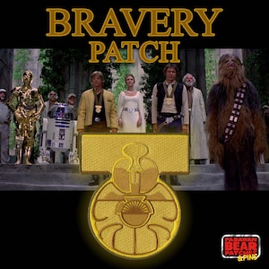 Puede incluir: Un parche dorado "Bravery Patch" con un diseño detallado, con una parte superior rectangular y un emblema circular debajo. El parche está situado contra una escena de una película con personajes en el fondo. El texto "BRAVERY PATCH" se muestra arriba.