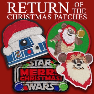 Pode incluir: Quatro patches bordados com personagens de Star Wars em um tema natalino. Os patches incluem R2-D2 usando um chapéu de Papai Noel, um Wookiee usando um chapéu de Papai Noel e segurando um enfeite de Natal, um Wookiee usando um chapéu de Papai Noel e um patch de "Feliz Natal" com tema Star Wars com um esquema de cores verde e vermelho.