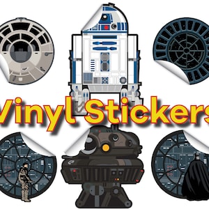 Può includere: Un set di sei adesivi in ​​vinile di Star Wars con personaggi e scene iconiche. Gli adesivi includono R2-D2, una Morte Nera, un caccia TIE, il Millennium Falcon, una scena della Morte Nera e Darth Vader.