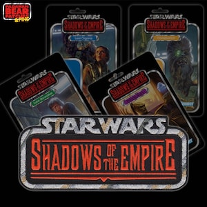 以下が含まれることがあります： 「スター・ウォーズ シャドウ・オブ・ザ・エンパイア」という文字が書かれた黒と赤の刺繍パッチ。パッチは、スター・ウォーズの宇宙のキャラクターの画像が描かれた4枚のカードで囲まれています。カードには「スター・ウォーズ シャドウ・オブ・ザ・エンパイア」という文字が書かれています。