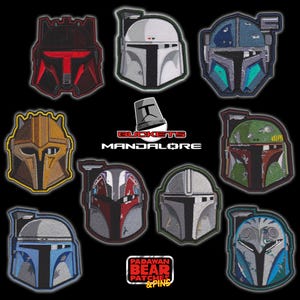 Puede incluir: Nueve parches bordados con diferentes diseños de cascos Mandalorianos. Los parches son de varios colores, incluyendo rojo, azul, verde y amarillo. Los parches están dispuestos en una cuadrícula sobre un fondo negro. El texto "BUCKETS MANDALORE" está en el centro de la imagen. El texto "PADAWAN BEAR PATCHES & PINS" está en la esquina inferior derecha de la imagen.