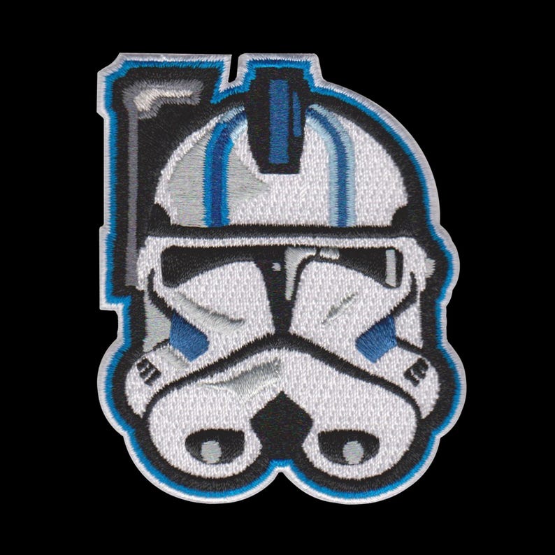 Puede incluir: Parche bordado con un dise&ntilde;o de casco blanco y azul con detalles en negro. El parche tiene un borde azul y est&aacute; sobre un fondo negro. El dise&ntilde;o del casco est&aacute; detallado con varias formas y l&iacute;neas.