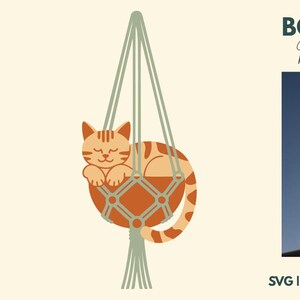 Puede incluir: Ilustración de un gato atigrado naranja durmiendo en una maceta de macramé. La maceta está suspendida por cuerdas verdes. Las palabras "BOHO CAT Macrame Planter" están en la parte superior. También se muestra un bolso de mano con el mismo diseño de gato.