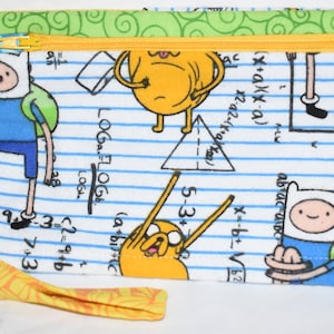 Portfel na nadgarstek Finn i Jake z motywem przygody, zapinany na suwak i z kieszenią na telefon