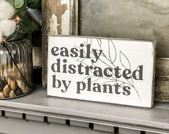 Leicht abgelenkt von Pflanzen Holz Mini Schild, lustiges Pflanzen Liebhaber Zeichen, abgestuftes Tablett Dekor, Boho Retro Bauernhaus Dekor, lustiges Pflanzenliebhaber Zeichen