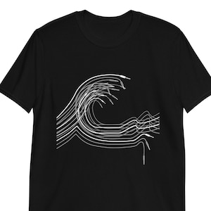 Puede incluir: Camiseta negra con un diseño de ola en líneas blancas y grises. El gráfico representa una ola estilizada, formada por líneas curvas. Las líneas crean la cresta y el cuerpo de la ola. La camiseta es de material suave.
