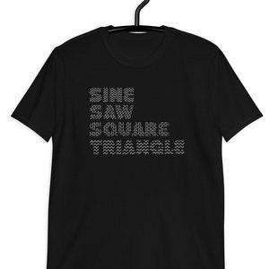 Puede incluir: Camiseta negra con un diseño gráfico blanco que dice "Sine Saw Cosine Tangent" en una fuente ondulada.
