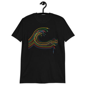 Pode incluir: Camiseta preta com um gráfico colorido de uma onda feita de fios elétricos com plugues.
